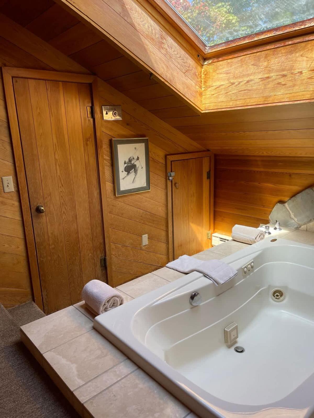 Top Floor Luxury, Sauna, Private Pool, Lake Bellaire Beach, 5 Beds, 4 Full Bath ภายนอก รูปภาพ